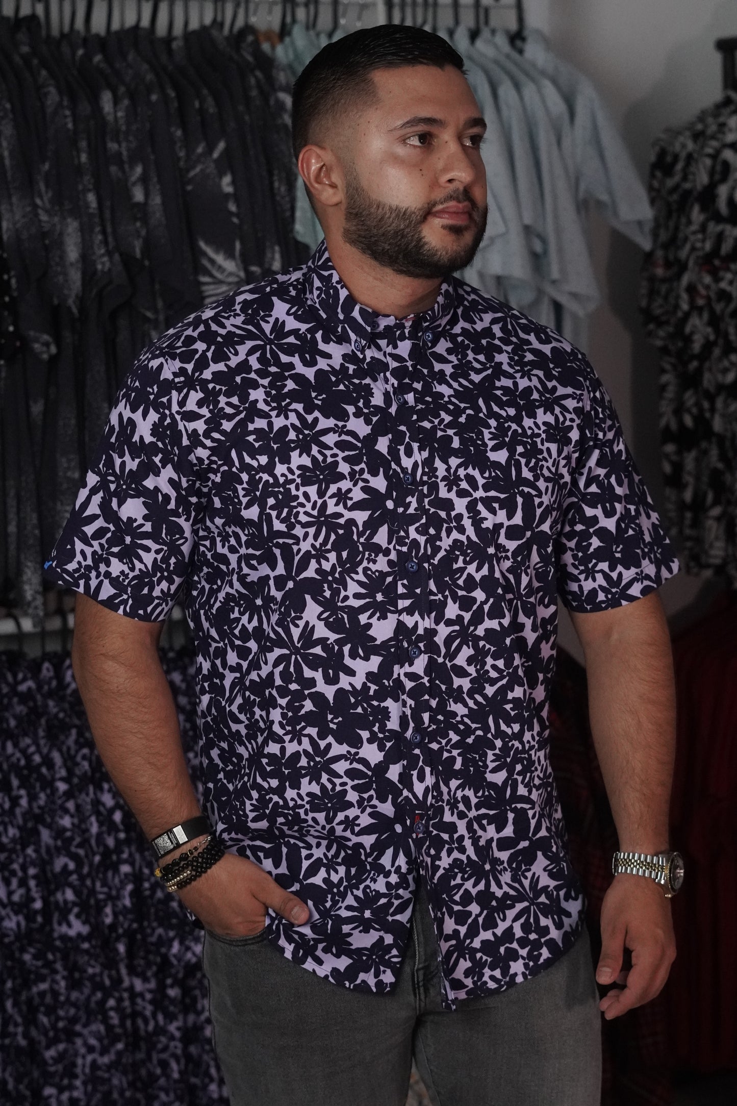 Camisa manga corta estampada morada con negro