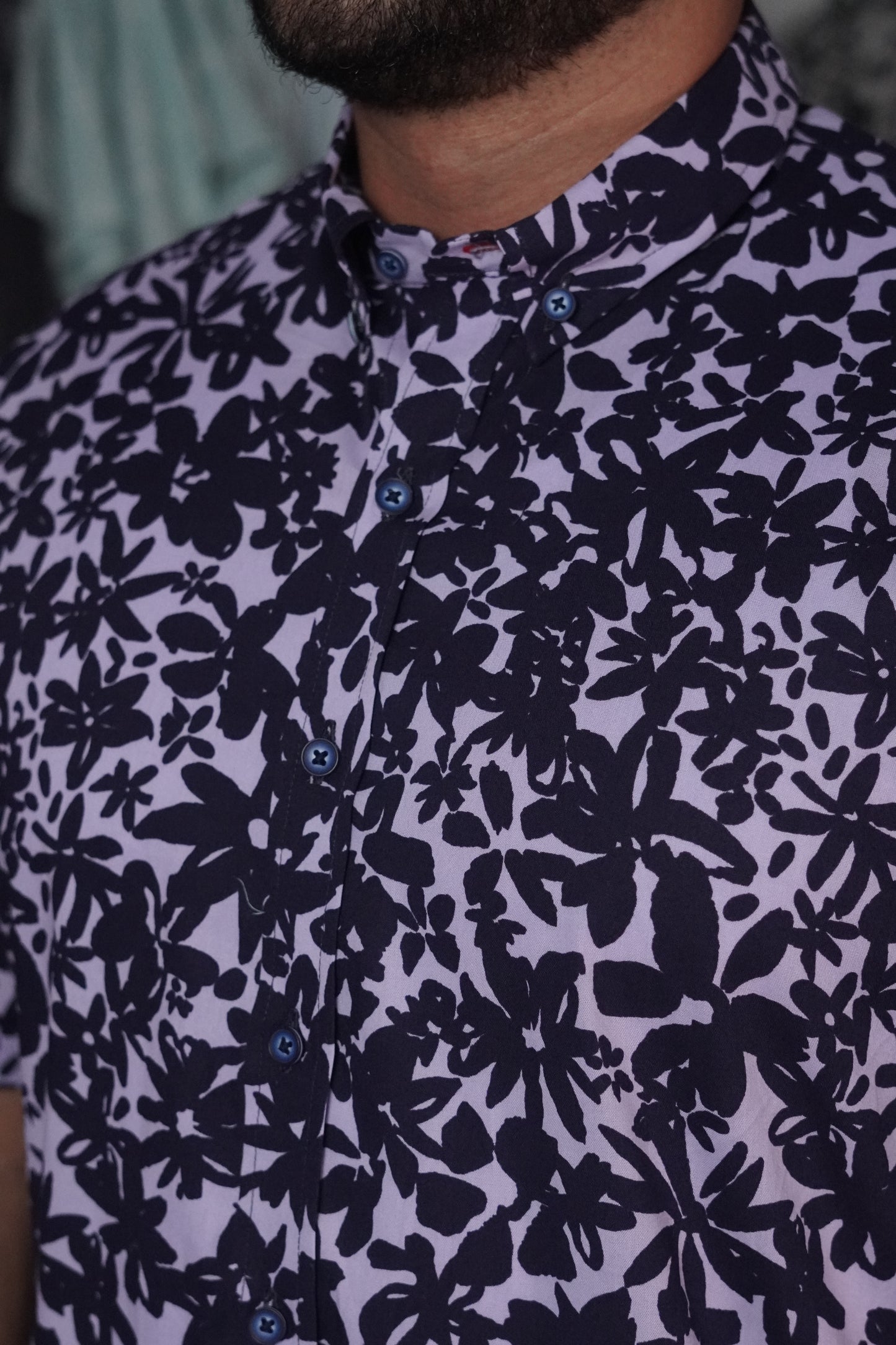 Camisa manga corta estampada morada con negro