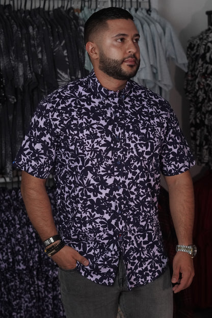 Camisa manga corta estampada morada con negro