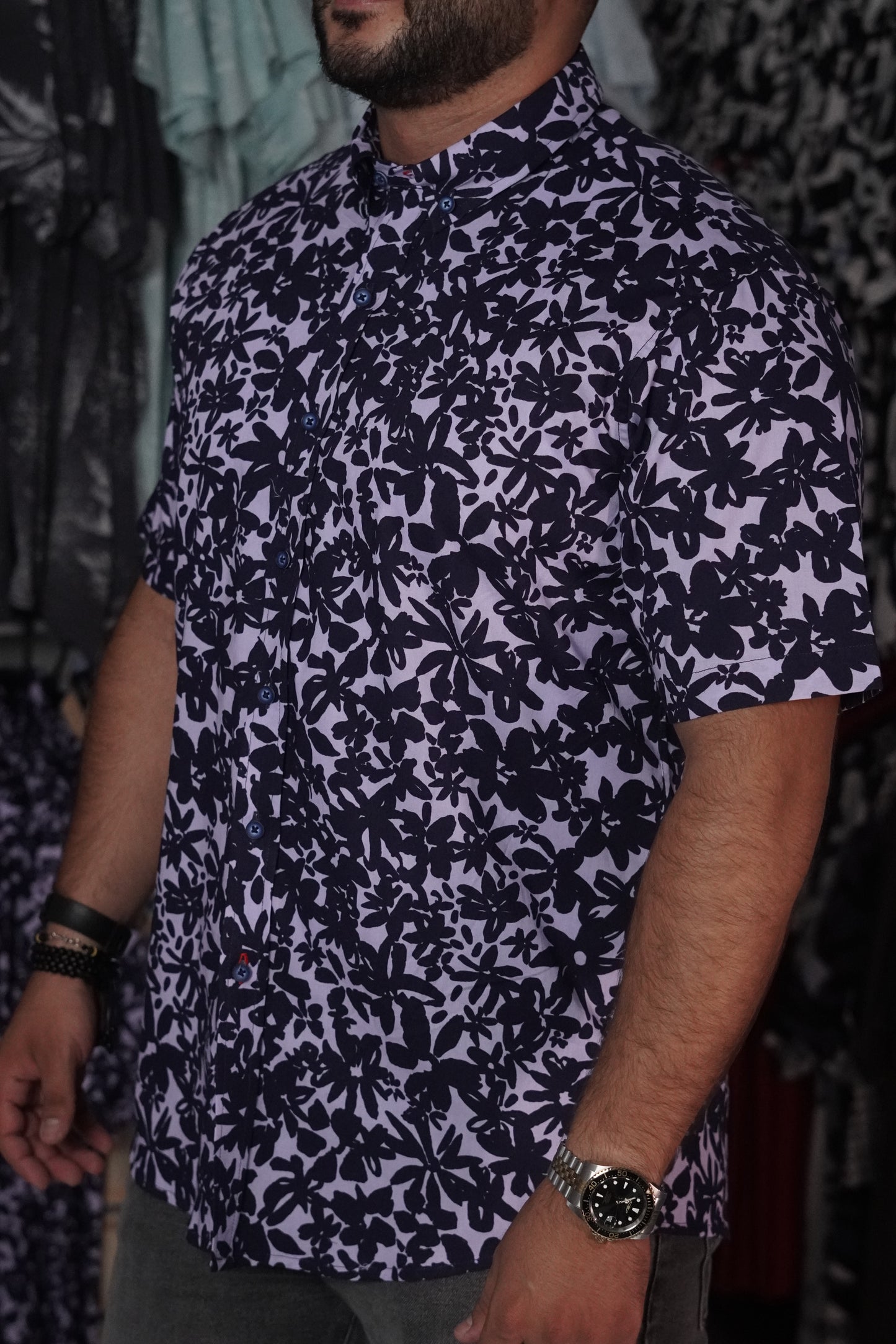 Camisa manga corta estampada morada con negro