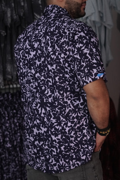 Camisa manga corta estampada morada con negro