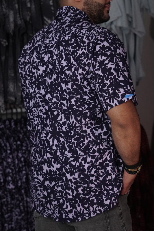 Camisa manga corta estampada morada con negro