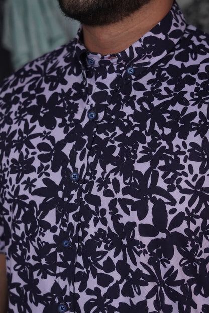Camisa manga corta estampada morada con negro